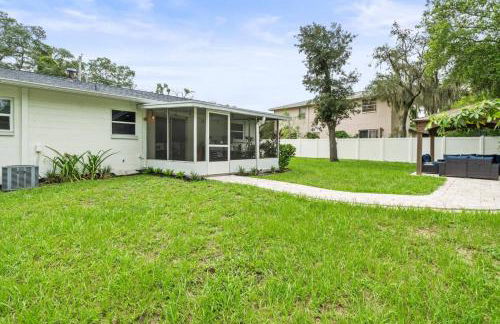 Adventure Awaits in Tampa Bay with Beautiful Decor 4BR with Backyard Oasis Near Busch Gardens & Adventure Island - Foto 43