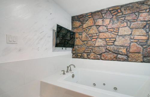 Private and Spacious Lakefront Home in Memphis! - Foto 17