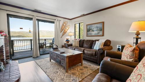 Shores Lakefront Condo - Walk to Village, Lake Views, Deck with BBQ - Foto 3