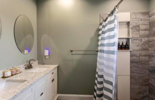 3BR House By Lake with BBQ Fire Pit & EV Charger - Foto 20