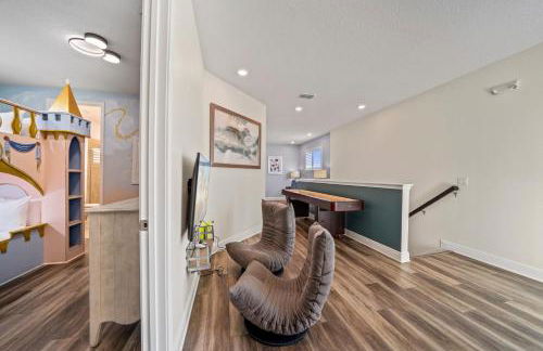 Epic Playhouse Getaway - Castle & Superhero Bunks Theater Private Pool No Rear Neighbors - Foto 21