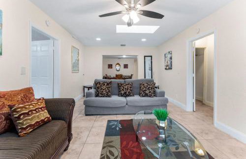 Spacious 5BR Home with Pool, Near Downtown & Beach - Foto 10