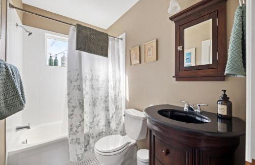 Bright & Cozy 2BR | Near Downtown, MSU & Hospitals - Foto 25