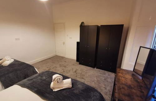 Spacious & comfy 4 bed house, 6 Beds, Free Private Parking & Wifi - Foto 24