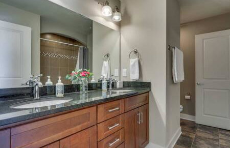 Spacious 4 King Room Belmont Home 2 Living Rooms Walk to Belmont & Vanderbilt Large Dining Table Smart TVs Parking 24 Hr Hospitality Near Music Row & The Gulch 2 miles to Broadway - Foto 22