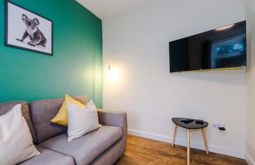 3BR Home Sleeps 6 Perfect for Short and Long Term Stays - Foto 46