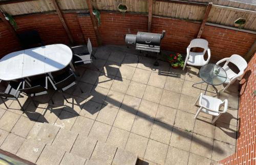 Spacious Bournemouth Home with BBQ, Outdoor Seating & large TV - Foto 16