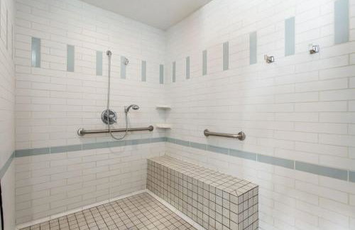 Beautiful Lakescape-4 BR Home with Heated Pool & Rec Space-Family Friendly - Foto 48