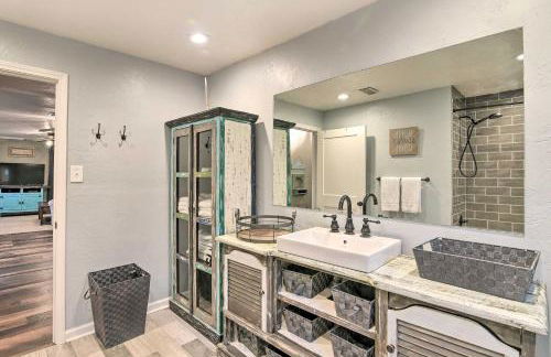 Galveston Group Getaway with Private Yard and Fire Pit - Foto 13