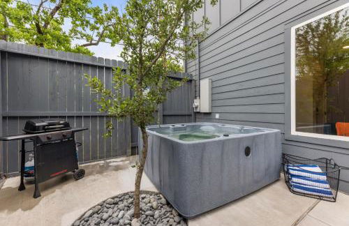 Brand New 3BR 2 5BA Home with Hot Tub - Photo 34