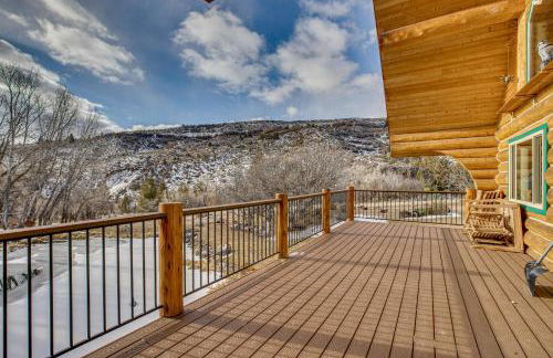 Deck and Pond Views! 2-Acre, Woodsy Rocky Mtn Haven - Foto 3