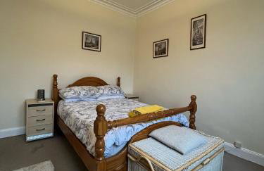 Spacious 2-Level Home by the Beach & Transport - Foto 11