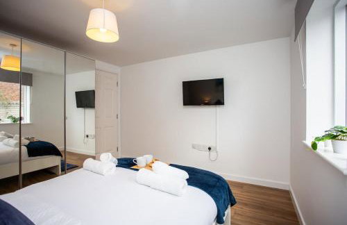 Modern 2BR Pad - 4 Min to Station, Fast WiFi and Smart TVs! - Foto 16