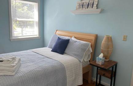 4 Bedroom Cape Getaway, 5 Min Drive to Beach, Pool Table, Grill, Backyard - Foto 10