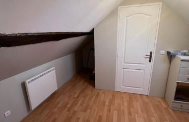 Venez respirer l'air de la Campagne a 70 km de de l'Océan, Villers sur Mers , Deauville ..... Maison de 100 m² ,sur une parcelle de 2000 m² 3 chambres toutes refaites , 2 salles d'eau , 2 toilettes , cuisine équipées . tous refait a neuf - Foto 20