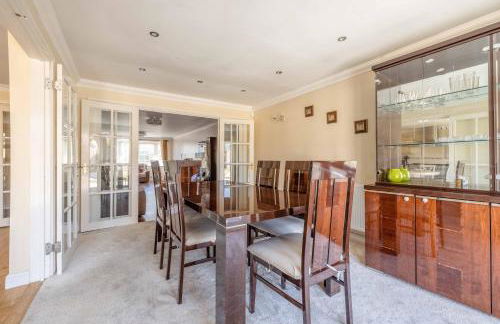 SPACIOUS 3 BEDROOM HOME - GREAT FOR FAMILIES! - By Tempstay - Foto 15