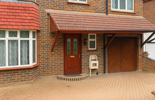 Modern 4 bed House with Free Parking - Photo 12