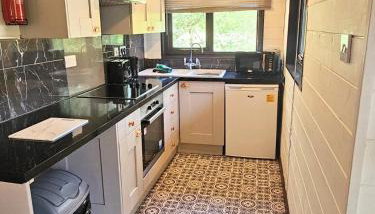 Magpie 3 HuntersMoon-Longleat-Warminster-Bath - Photo 3, stove, pet friendly, minibar