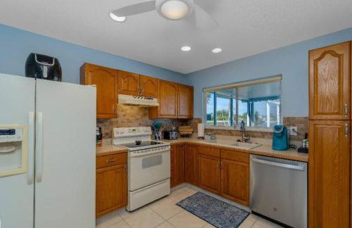 "Canal Dreams" 3 BR2 BA pool home on the canal - Foto 40