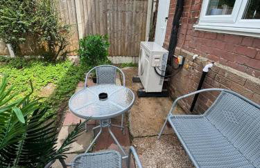 Quiet 2-Bed with Private Garden and Drive - Foto 33