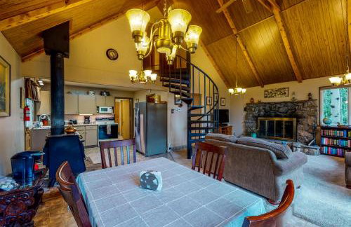 Deck and Mtn Views! Family A-Frame Cabin in Bailey - Foto 9