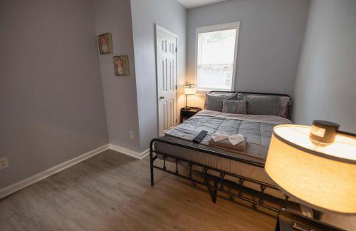 3 Min to Downtown - 10 Min to Elon - Smart TVs - Foto 21