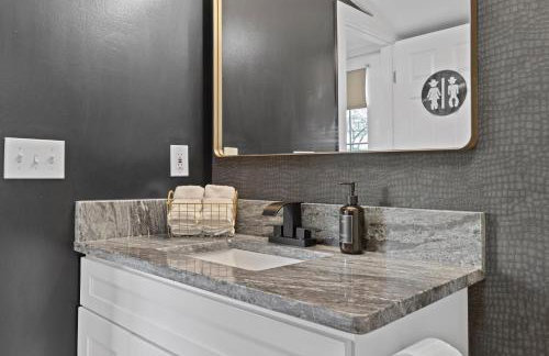 Space Cowboy - Huge yard, Firepit, close2downtown - Foto 28