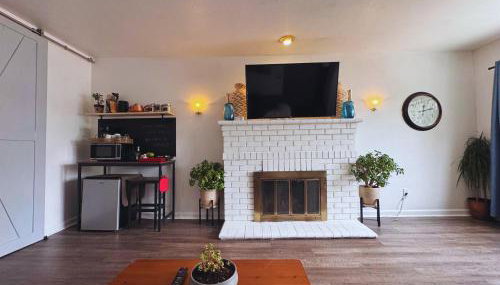 Luna's Cozy Private Hosted Suite with Fireplace and 2 Bedrooms - Foto 2