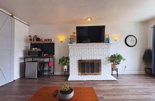 Luna's Cozy Private Hosted Suite with Fireplace and 2 Bedrooms - Foto 2