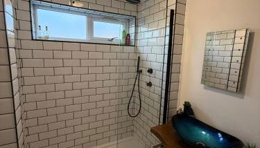 Shore Lodge Beachfront Escape, Sleeps 8, 4BR - Foto 4, towels, Shower