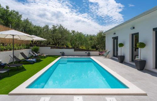 Apartment Gironi with Pool, Jacuzzi - Photo 12