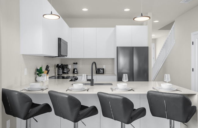 Modern 4BR Family Home With Private Pool - Photo 25