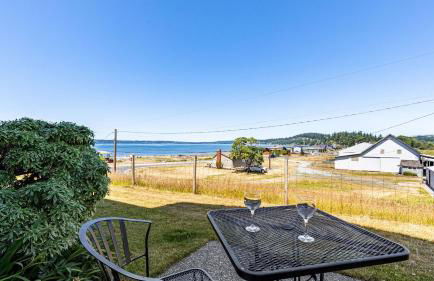 Private Beach Access + Water Views! Sleeps 18, Historic 6bdr Farmhouse w/ Deck - Foto 82