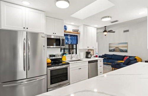 Waterfront - Private Pool - Pet Friendly - Photo 11