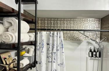 Whole House with Lake and Lift Bridge Overlook for 10 Guests - Foto 30