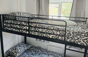 Stylish 3 Bed Home With Garden & Free Parking - Foto 16