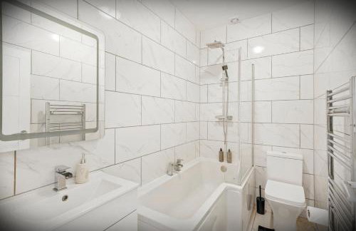 Elegant 3-bed apartment with FREE onsite PARKING in Enfield - Out door Patio - Big savings on Longer Stays - Photo 37