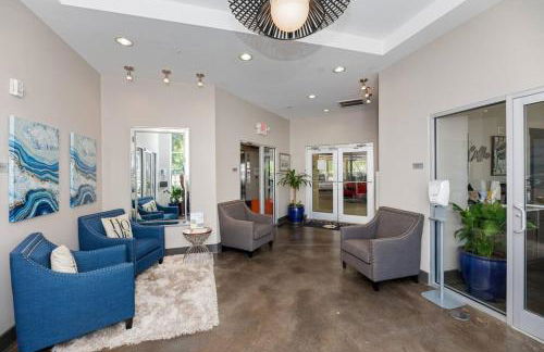 DT Charm Apt with Pool,Gym,Wine,WKSpace, Free Parking - Photo 12