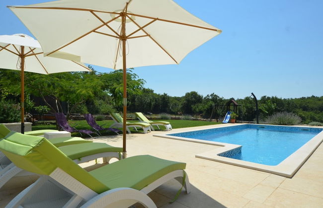 Exquisite Secluded Villa With Pool - Photo 26