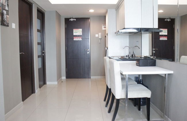 Pleasant and Homey 2BR Apartment at Tamansari La Grande - Foto 10