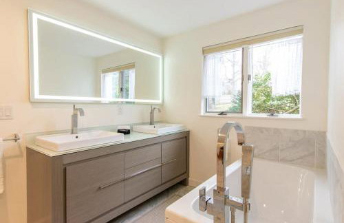 Stunning Home with In-Ground Pool - Photo 21