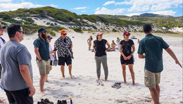 Escuchando las explicaciones del guía