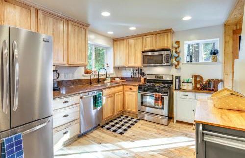 Walk to Golf, Lake Twain Harte Cabin with Fireplace - Photo 7