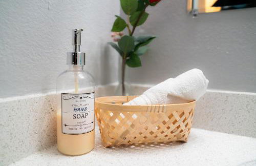 Enchanting Garden with Luxe Jacuzzi Spacious Yard - Foto 59