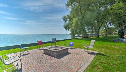 Lakefront Apartment with Patio on Lake St Clair - Foto 2