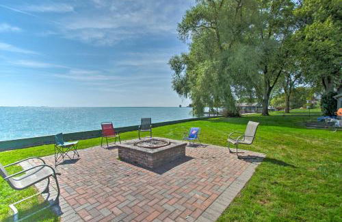 Lakefront Apartment with Patio on Lake St Clair - Foto 2
