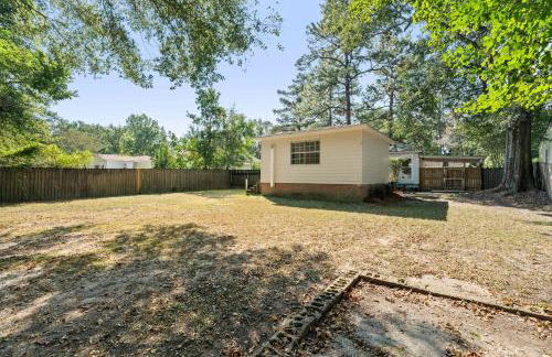 Cozy 4BR Home Pet Friendly Large Yard & Patio - Foto 58