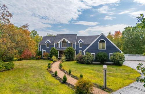 Maine Pondfront Home Sleeps 22 - Pool & Hot Tub - Photo 71