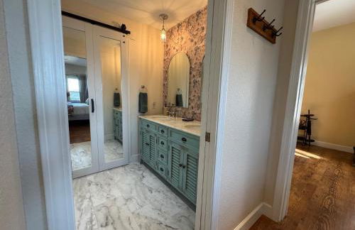 Red Rooster Family Cabin w/Hot Tub+Fire Pit+View - Foto 12