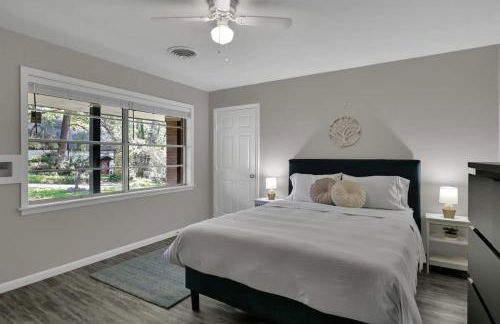 The Huge Home I Next 2 SHSU I Sleeps 16 I PingPong - Foto 9